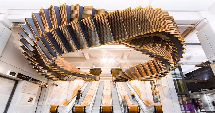 Artysta wykorzystał zabytkowe schody w celu stworzenia zdumiewającej 5-tonowej instalacji.