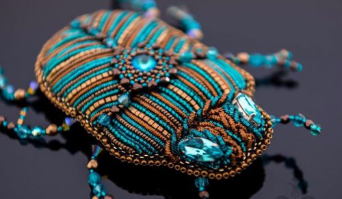 Rosyjska artystka tworzy ozdoby z koralików inspirowane bogactwem świata owadów.