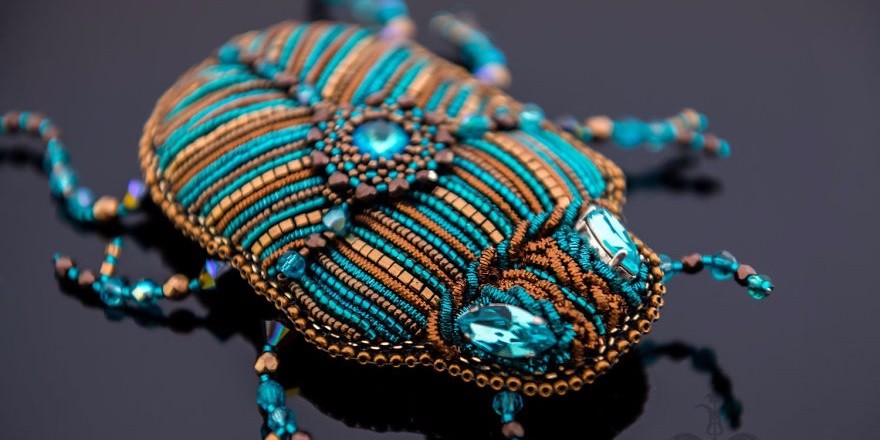 Rosyjska artystka tworzy ozdoby z koralików inspirowane bogactwem świata owadów.