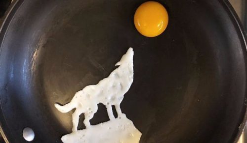 Meksykański artysta przemienia jajka sadzone w śniadaniowe dzieła sztuki.
