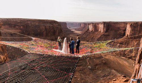 Emocjonujący ślub 122 metry nad ziemią – te zdjęcia zapierają dech w piersiach!