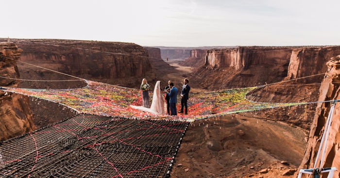 Emocjonujący ślub 122 metry nad ziemią – te zdjęcia zapierają dech w piersiach!