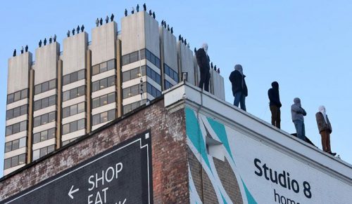 84 rzeźby ukazały się na szczycie budynku w Londynie, aby zwiększyć świadomość problemu samobójstw mężczyzn!