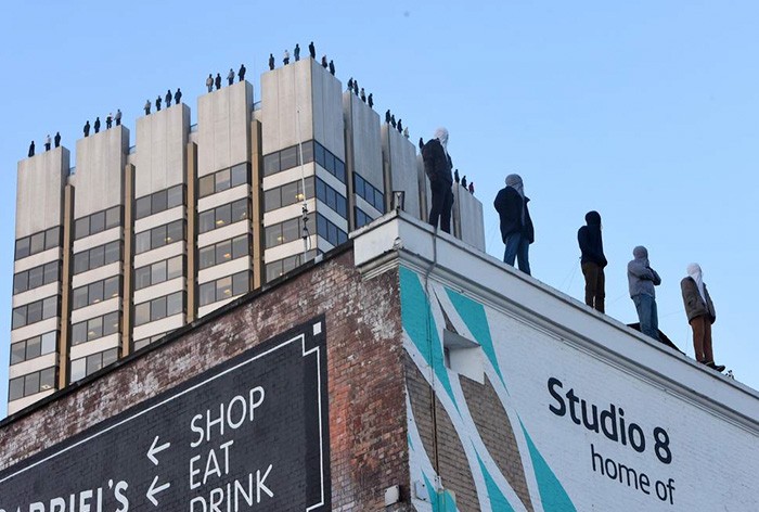 84 rzeźby ukazały się na szczycie budynku w Londynie, aby zwiększyć świadomość problemu samobójstw mężczyzn!