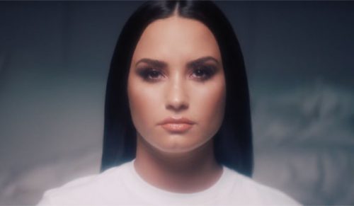Demi Lovato zmywa cały makijaż dla magazynu Vogue.