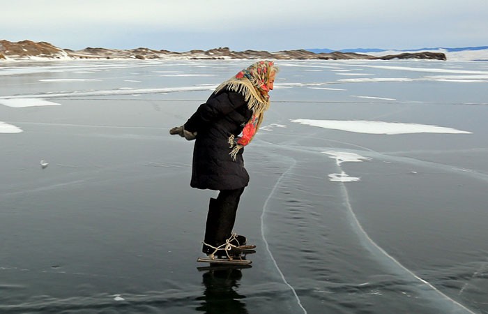 67-letnia „Babuszka z Bajkału” mieszka samotnie na Syberii i codziennie jeździ na łyżwach, a powód cię wzruszy!