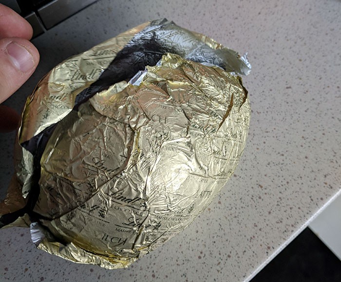 Chłopak zrobił swojej dziewczynie jajko z ukrytą niespodzianką, a jej reakcja mówi wszystko!