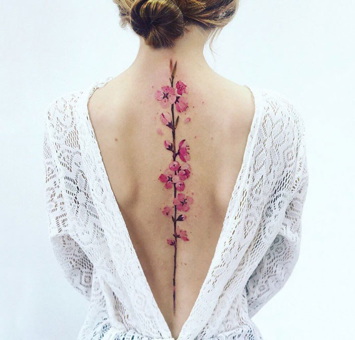 20 najlepszych pomysłów na tatuaż na kręgosłupie!