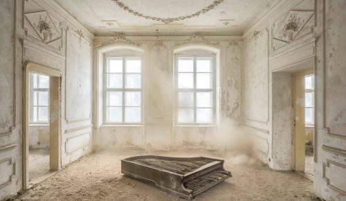Fotograf podróżuje po Europie w poszukiwaniu zapomnianych fortepianów w opuszczonych miejscach!