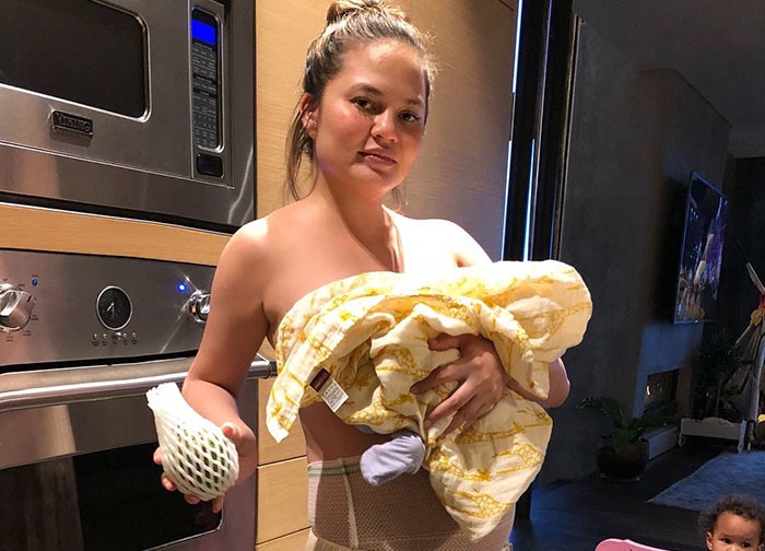 Chrissy Teigen ujawnia mroczną część rodzenia, a Internet nie jest w stanie poradzić sobie z prawdą!