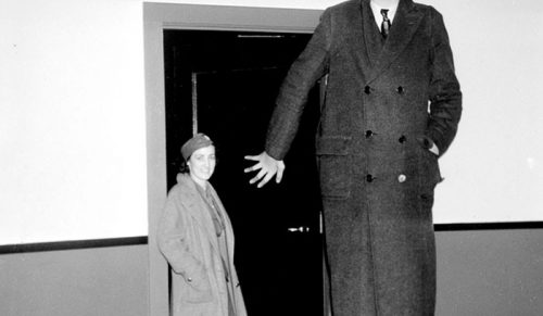Ktoś znalazł rzadkie zdjęcia najwyższego człowieka na świecie, które wydają się surrealistyczne!