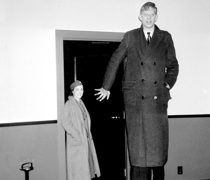 Ktoś znalazł rzadkie zdjęcia najwyższego człowieka na świecie, które wydają się surrealistyczne!