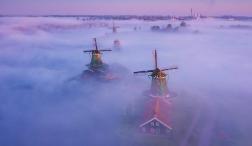 Fotograf uchwycił na zdjęciach holenderskie wiatraki we mgle, a rezultat jest magiczny!