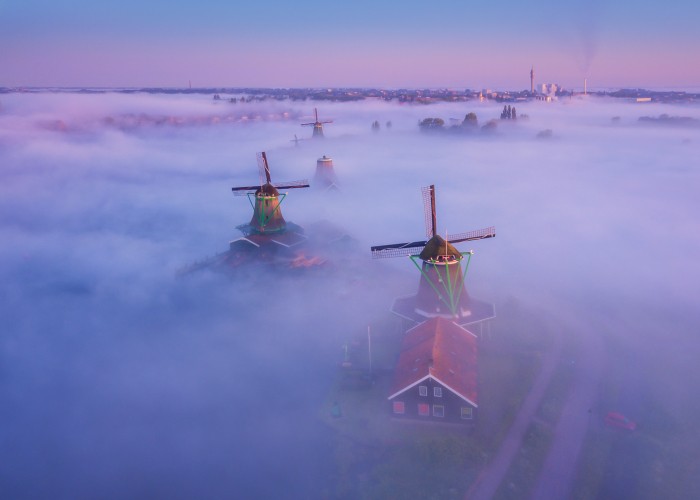 Fotograf uchwycił na zdjęciach holenderskie wiatraki we mgle, a rezultat jest magiczny!
