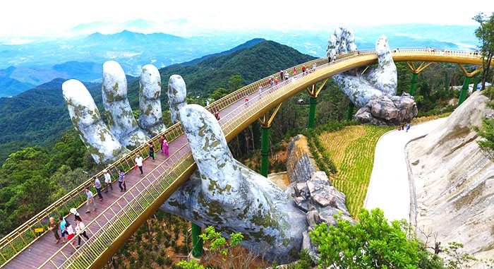 Zapierający dech w piersiach most w Wietnamie właśnie został otwarty i wygląda jak z powieści fantasy!