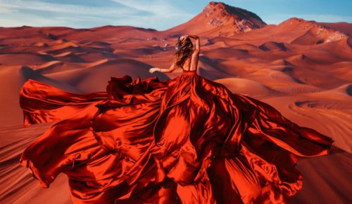 Artystka podróżuje, aby fotografować kobiety w sukniach w najpiękniejszych miejscach świata!