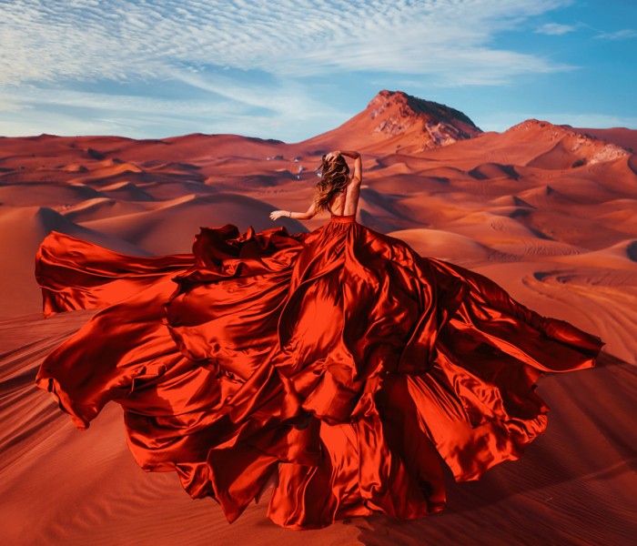Artystka podróżuje, aby fotografować kobiety w sukniach w najpiękniejszych miejscach świata!