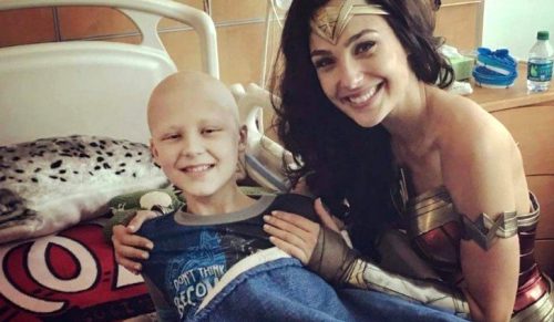 Gal Gadot odwiedza szpital dziecięcy udowadniając, że każdy może być bohaterem!