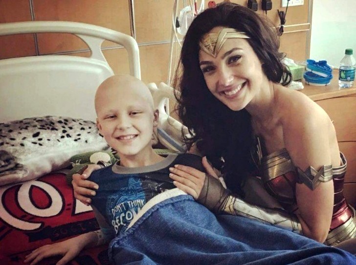 Gal Gadot odwiedza szpital dziecięcy udowadniając, że każdy może być bohaterem!