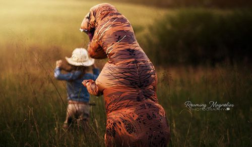 Internet pokochał te zabawne rodzinne zdjęcia inspirowane „Jurassic Parkiem”!