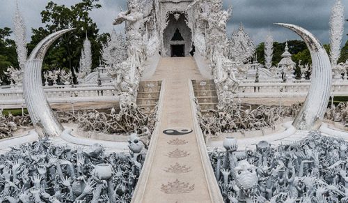 Ta biała świątynia w Tajlandii jest zarówno niebem, jak i piekłem!