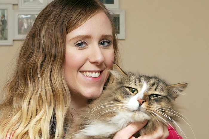 Po 14 miesiącach właścicielka znalazła swojego zaginionego kota dwa razy większego, okazało się, że mieszkał w fabryce karm dla zwierząt!