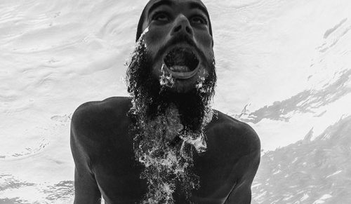 Ten australijski fotograf uchwycił 21 upiorne portrety bodysurferów!