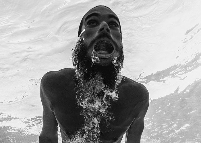 Ten australijski fotograf uchwycił 21 upiorne portrety bodysurferów!
