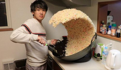 Ktoś opublikował zdjęcie chłopaka obok gigantycznej fali ryżu, a ludzie natychmiast zaczęli go photoshopować!