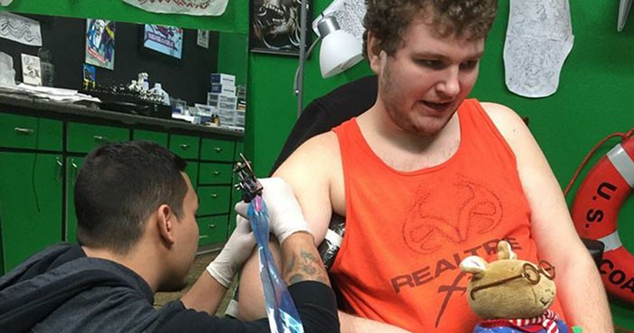 Autystyczny mężczyzna w końcu zrobił sobie wymarzony tatuaż, po tym jak wiele salonów mu odmawiało!