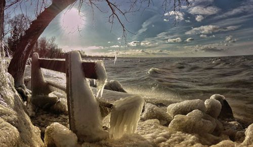 Minusowe temperatury i silne wiatry zamieniły jezioro Balaton w zimową krainę!