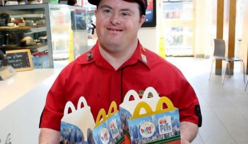 50-letni mężczyzna z zespołem Downa przechodzi na emeryturę po przepracowaniu 32 lat w McDonalds!