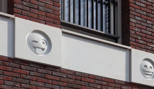 22 emoji udekorowały budynek mieszkalny jako współczesne „gargulce”.