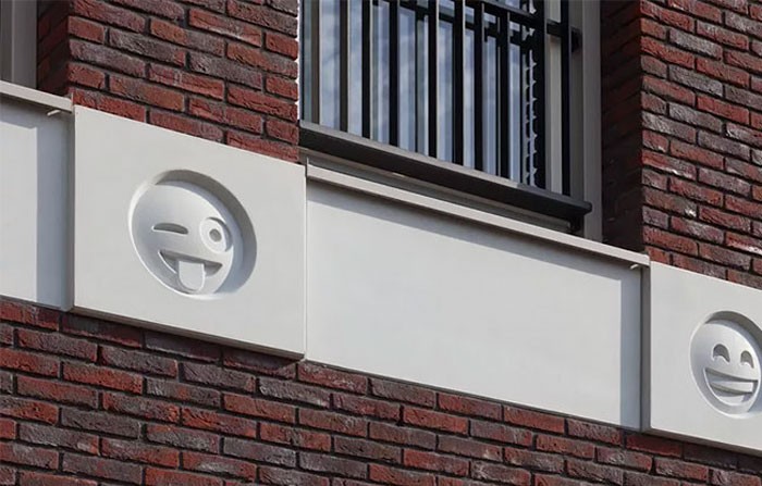 22 emoji udekorowały budynek mieszkalny jako współczesne „gargulce”.