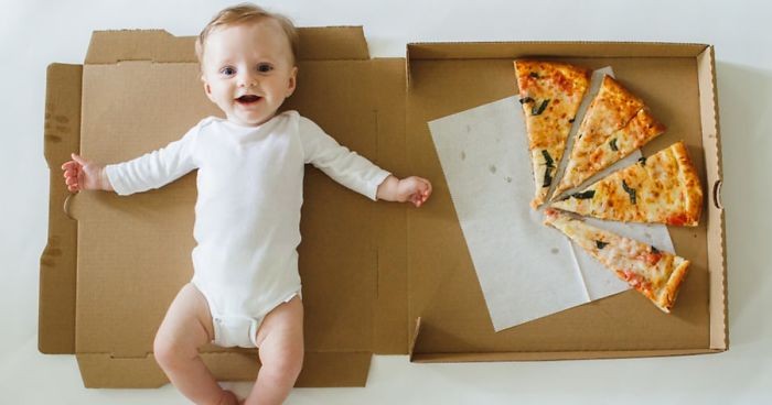 Mama dokumentuje wzrost swojego dziecka przez pierwsze 12 miesięcy używając pizzy z różnymi dodatkami!