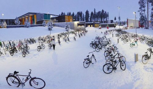 Dzieci w Finlandii kontynuują jazdę rowerami do szkoły w temperaturze -17°C!