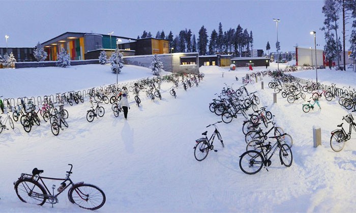 Dzieci w Finlandii kontynuują jazdę rowerami do szkoły w temperaturze -17°C!