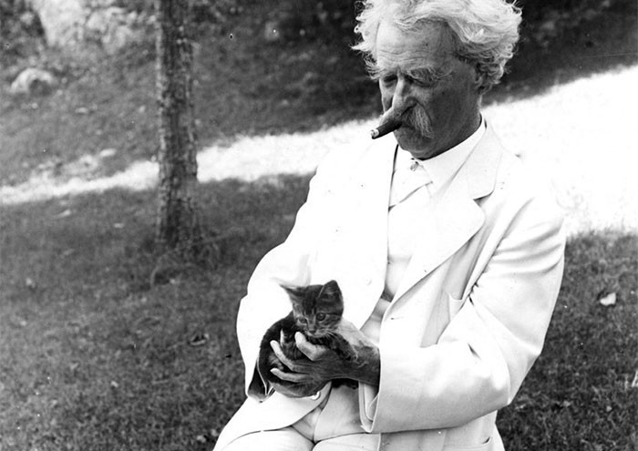 12 starych zdjęć z 1900 roku udowodniające, że Mark Twain kochał koty!