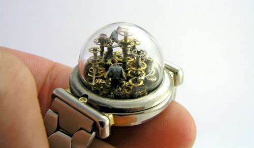 Ten artysta zamienia stare zegarki kieszonkowe w miniaturowe światy, a efekt jest fascynujący!