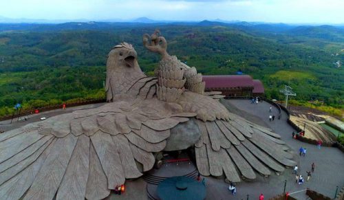 Artysta spędził 10 lat tworząc najwyższą rzeźbę ptaka na świecie (60 metrów)!