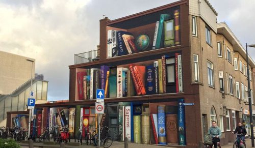 Holenderscy artyści malują olbrzymi regał na bloku z ulubionymi książkami mieszkańców!