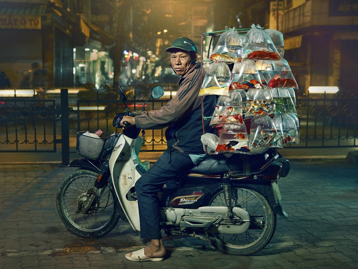 Fotograf zrobił zdjęcia niezwykłym kierowcom dostarczających towary motorowerami w Hanoi!