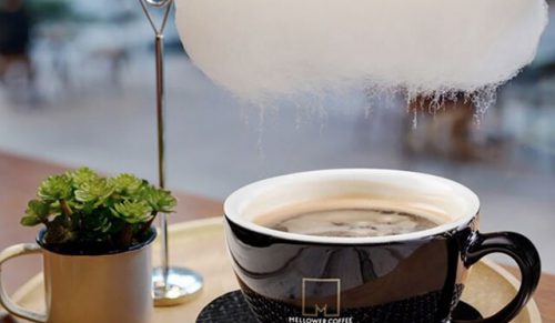 Kawiarnia w Szanghaju serwuje kawę z watą cukrową, która pada i wygląda magicznie!
