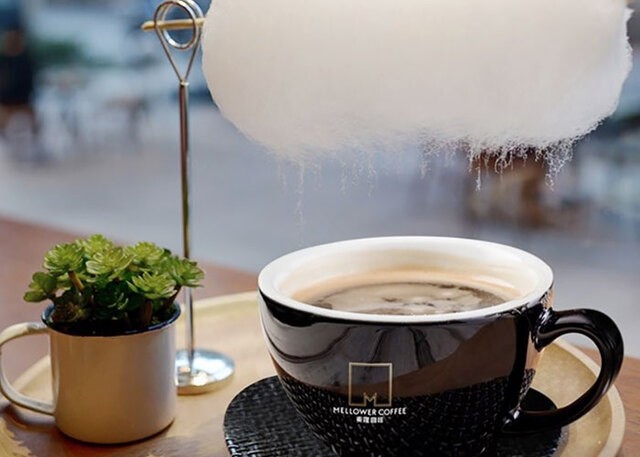 Kawiarnia w Szanghaju serwuje kawę z watą cukrową, która pada i wygląda magicznie!