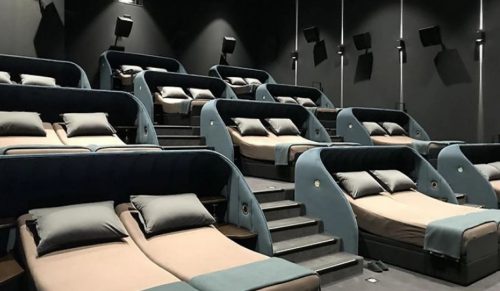 To szwajcarskie kino zastąpiło wszystkie fotele podwójnymi łóżkami!