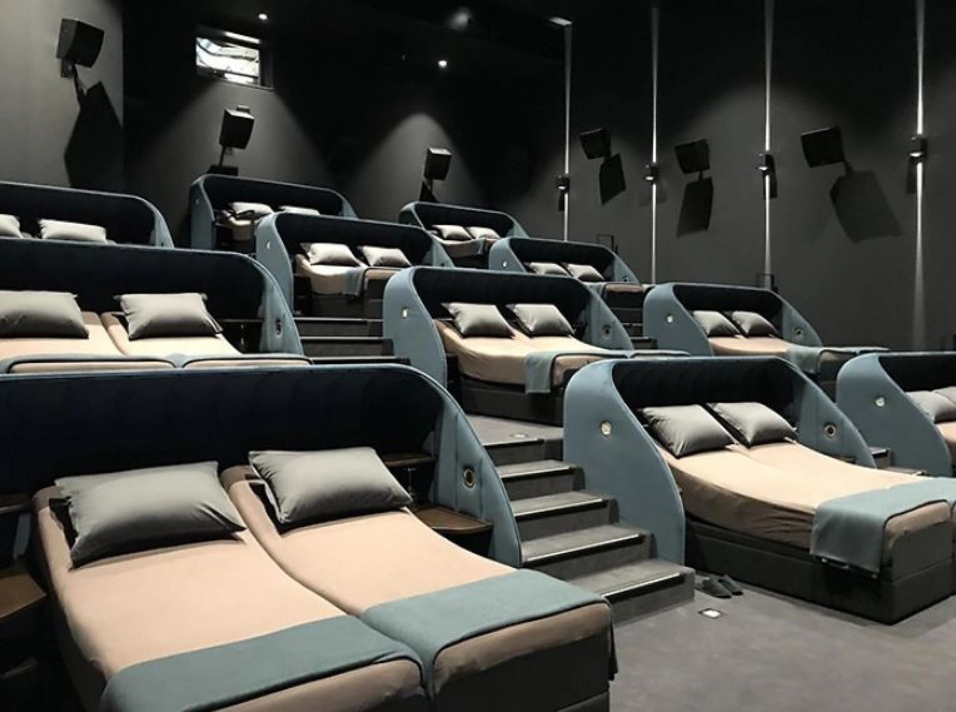 To szwajcarskie kino zastąpiło wszystkie fotele podwójnymi łóżkami!