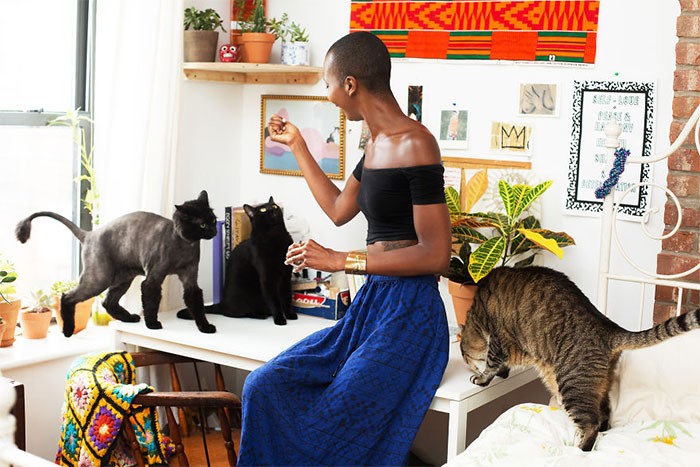 Fotografka zrobiła sesję zdjęciową kobietom z ich kotami, aby obalić stereotyp „szalonej kociary”!