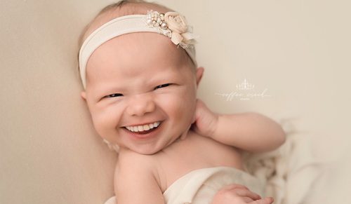 Fotografka dodaje uśmiechy na profesjonalnych zdjęciach dzieci, a efekt jest zabawny!