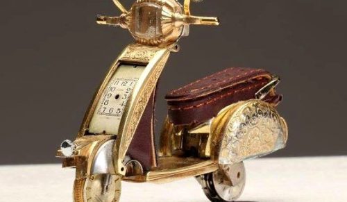 Artysta szuka starych, zepsutych zegarków i zamienia ich części w rzeźby Steampunk!