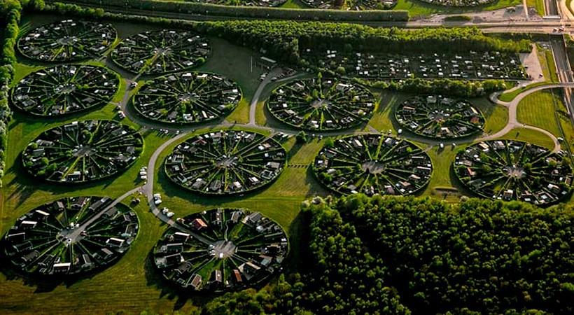 Ta społeczność w Danii mieszka w surrealistycznych ogrodach!